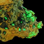 Sterke UV-hyalietopaal met fluoriet, schorl en tremoliet