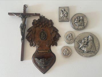 Een antiek lot bestaande uit in totaal 46 katholieke