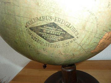 Celestial and terrestrial globes - Columbus Erdglobus um