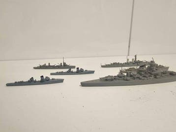 1 Scharnhorst / Gneisenau Schlachtschiff (19 cm) und diverse, Nieuw