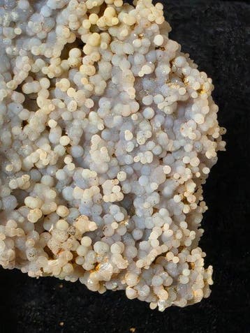Grape Agate op Carrara Calacatta-marmeren voetstuk