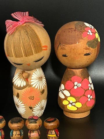 Collection japonaise vintage de kokeshi sosaku (8 pièces) -