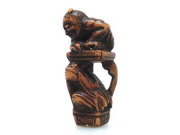 Netsuke die Shôki toont, de beroemde duivelvanger, die