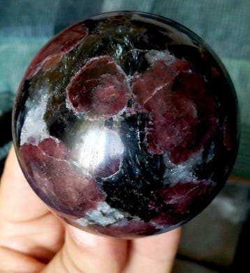 Garnet met astrofylliet Bol - Hoogte: 7 cm - Breedte: 7 cm-