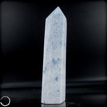 K2-obelisk uit Madagaskar – Het blauw van wijsheid in de