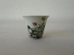 Une tasse en porcelaine de la famille rose chinoise, décorée