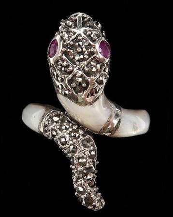 Robijn - Zilver, De Rubijnogen – Ring met Slang, Parelmoer