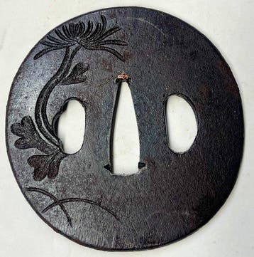 Signé  (shaomi) — tsuba au motif fleurs-feuilles - Japon