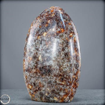 Rode cordieriet vrijvorm – fascinerend mineraalstructuur met