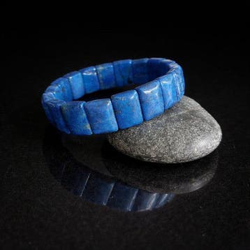 Armband van natuurlijk lapis lazuli, bestrooid met pyriet.