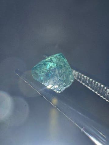 Cristal de diamant brut naturel bleu scintillant. 0,95