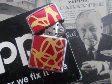 Zippo - Zippo Lighter - 2002 Red String Paint Rare Anodized, Nieuw
