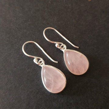 QUARTZ ROSE. Boucles doreilles de belle qualité. Montage