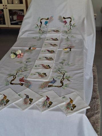 Nappe de table éblouissante, signée et brodée à la main –