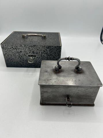 Coffre-fort (2) - Lot de 2 coffrets-forts en fer antique et