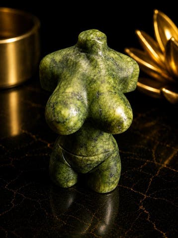 Natural Green Jade Female Torso Carving - 6 cm high– Handcra, Verzenden
