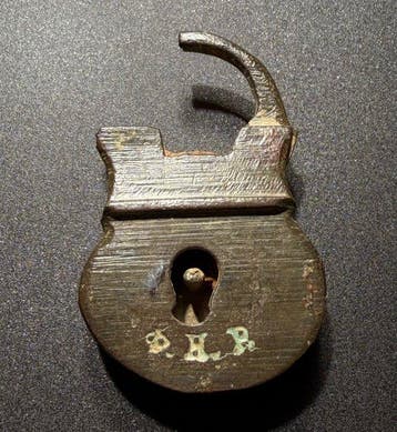 Post-médiéval Bronze Cadenas presque intact avec inscription