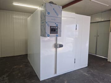 Vriescel 210 x 210 x 220 cm stekker klaar Nieuw