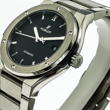 Hublot - Classic Fusion Titanium à trois aiguilles et date -
