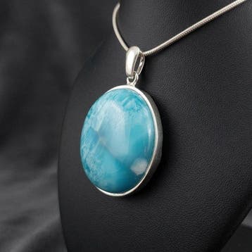 Uitzonderlijke larimar. Montage en ketting van massief