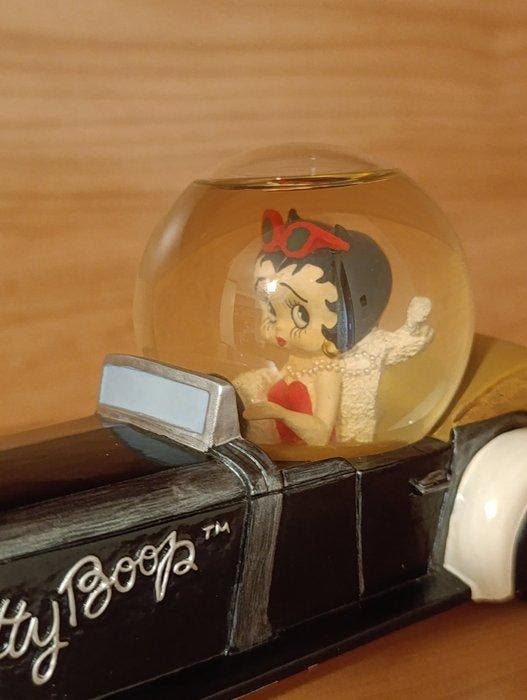 Figurine - Statuina di Betty boop in macchina - Résine,, Cd's en Dvd's, Dvd's | Tekenfilms en Animatie
