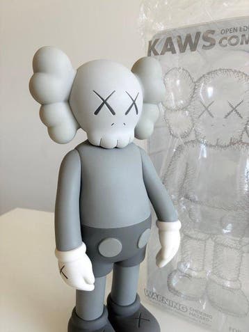 Kaws (1974) - Kaws companion grey medicom toy 2016