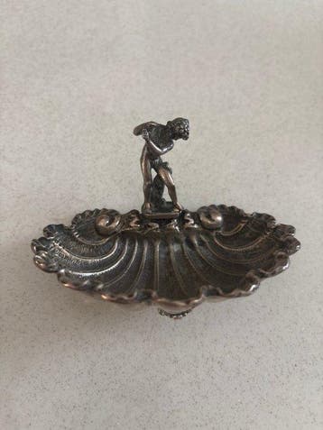 Sculpture, Saliera in argento a forma di conchiglia con