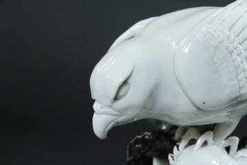 Okimono - Sculpture Faucon capturant un petit oiseau sur des