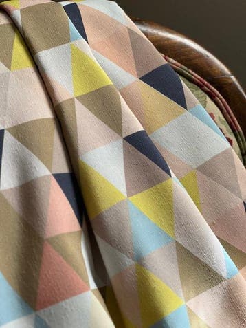 Dubbel breed. Exclusieve linnen stof met geometrische print