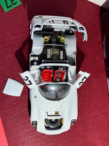 ② Exoto, Motorbox 1:18 - Modelauto - Porsche 910 — Modelauto's