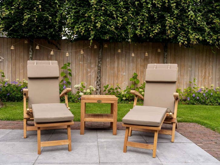 2x Teak ligstoelen met tafel en kussens!, Jardin & Terrasse, Chaises longues, Envoi