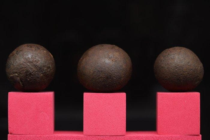 Antiek Relikwie - 3 x ijzeren kanonballen - 18e eeuw, Antiquités & Art, Antiquités | Autres Antiquités