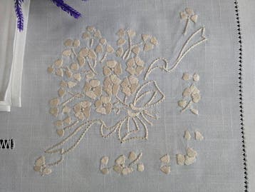 Tovaglia ricamata a mano in misto lino 12 posti tablecloth