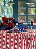 Etnisch tafelkleed met ikat-stijl patroon voor grote tafels.