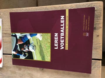 Leren Voetballen 9789070870546 P. Vansteenbrugge, Verzenden, Zo goed als nieuw, P. Vansteenbrugge