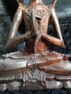 Grote houten beeld van een godheid, handgesneden uit teak -