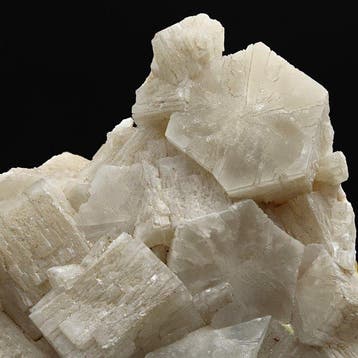 Witte zeshoekige aragoniet op zwavel, rood onder UV, Sicilië, Verzamelen