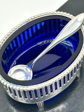 No reserve-Hollands zilveren Zoutvat met blauw glazen inzet