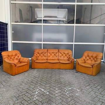 Bank - Leder - A button-tufted vintage lounge set: Sofa and