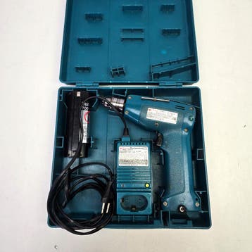 Makita 6012D Accu Boormachine Incl. accu;s + Lader In Koffer, Doe-het-zelf en Bouw, Ophalen of Verzenden, Nieuw