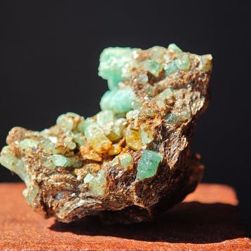 TOP Émeraude verte cadeau Amas dans le schiste à mica- 7.62