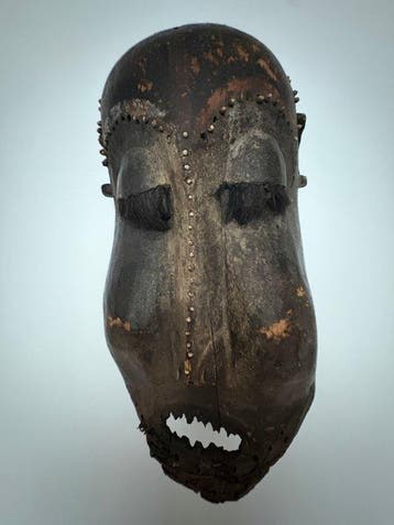 Grote zoömorfe helmmasker met schelpenversiering. -