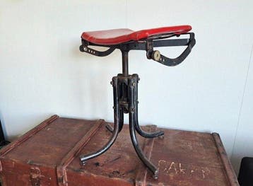 Raro sgabello industriale francese da atelier – attribuito a