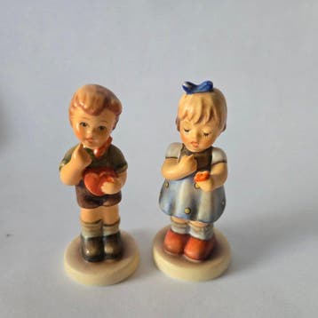 Goebel - Figurine - Hummel #2050/B - Be Mine - TMK7 & Hummel