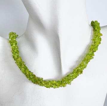 Drie-rijige gedraaide ketting met peridot. - Halsketting