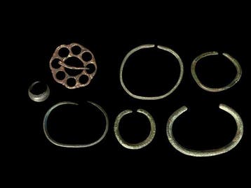 Noord-Europees uit de Vikingtijd 5 bronzen armbanden, 1