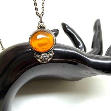Oude zilveren hanger met natuurlijk Baltisch amber en