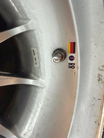 Wiel compleet met band - Pirelli - Tire complete on wheel