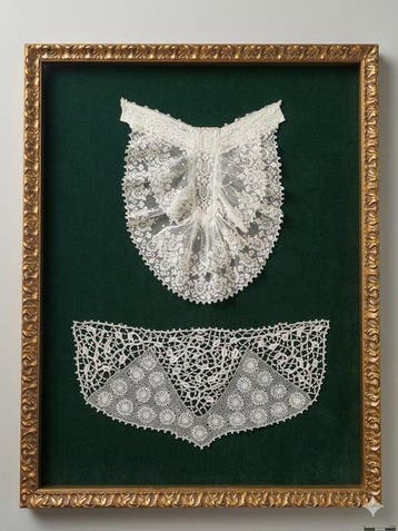 Decoratief ornament - Europa - Antieke jabot en kant, Antiek en Kunst