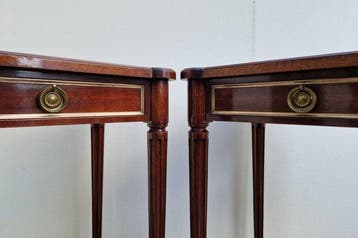 Paar Directoire stijl bijzettafels van Maison Hirsh,, Antiek en Kunst